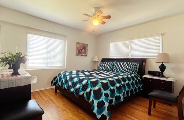 Beautiful 2BR 1BA Home / Smart TVs, Bidet, Kitchenette, Free Wi-Fi & Parking