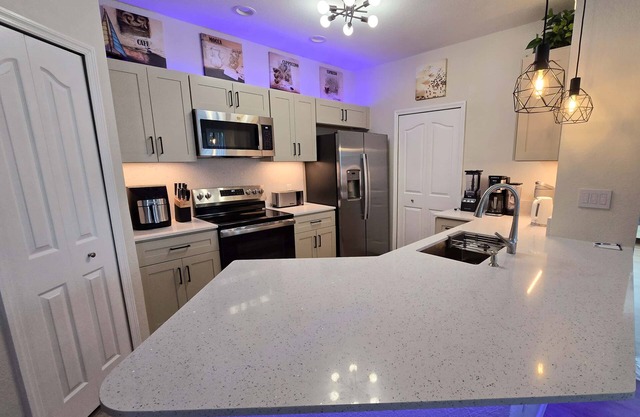 Charming 2BR/2BA 1st Fl Condo in Sarasota Pet-Friendly, Near UTC, Lido & Siesta