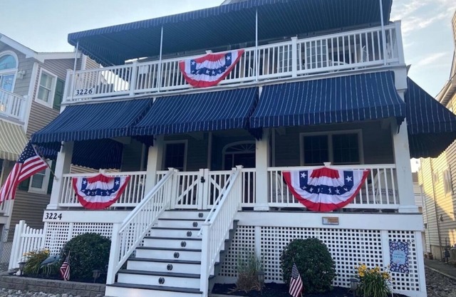 Beautiful 2nd Floor Condo - One Block to Beach