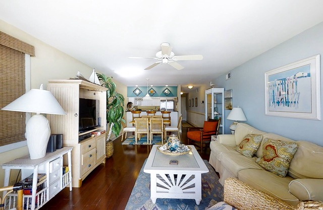 Beautiful 2nd-Floor Condo Overlooking Beach w/Free WiFi, Balcony, Full Kitchen