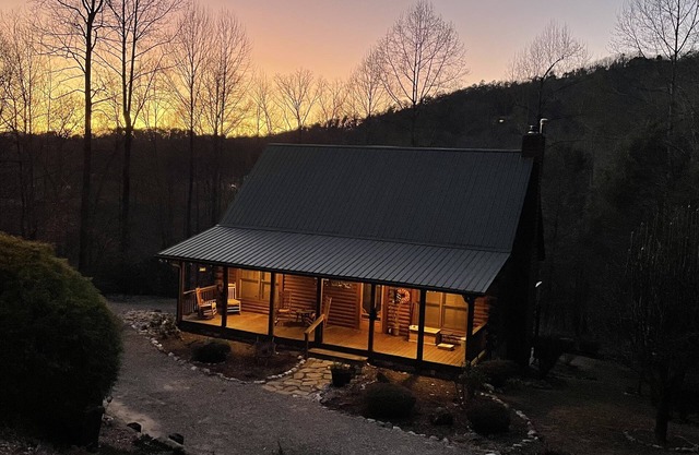 Beautiful 3 bedroom 3 bath log cabin 40 minutes from Asheville.