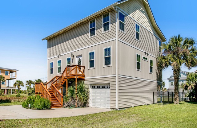 Beautiful 3-level home steps from the beach w/WiFi, washer/dryer, & central AC
