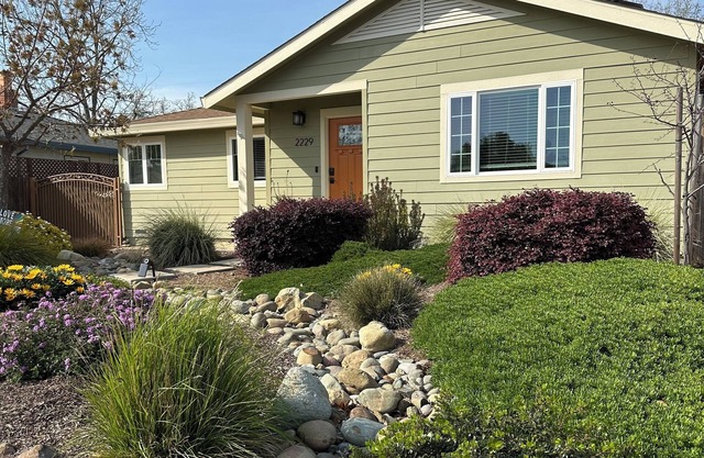 BEAUTIFUL 3BDR/1BTH OPEN PLAN HOME SAFE & WALKABLE SACRAMENTO NEIGHBORHOOD