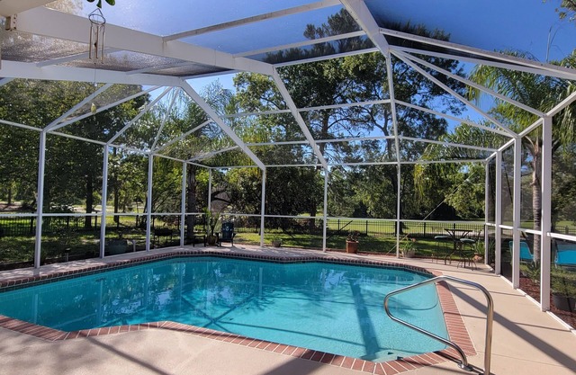 Beautiful 4 BR-2.5 Bath-Office-Golf Course-Pool-Hot Tub-Sleeps 9-Dog Friendly!