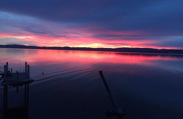 Beautiful 5 Bedroom, 3 bath waterfront home on Clearlake w/private hot tub