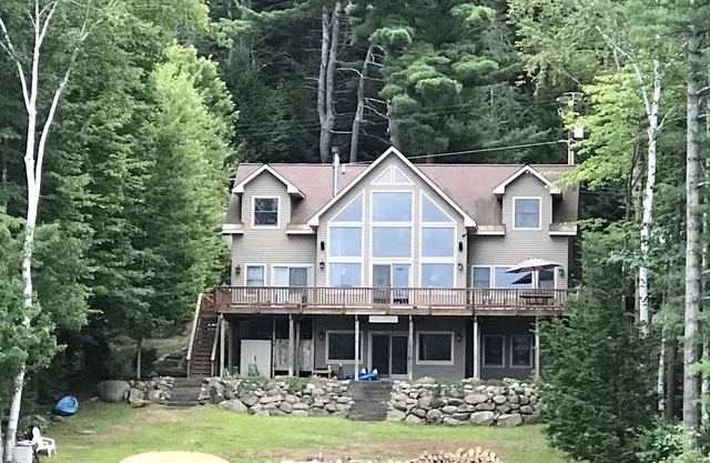 Hermosa casa frente al lago Adirondack en el gran lago Sacandaga
