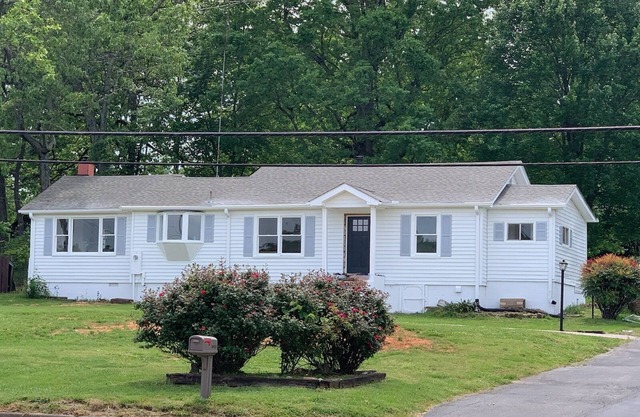 Beautiful and clean 3 bedrooms 2 baths home in Travelers Rest. Welcome! 😄