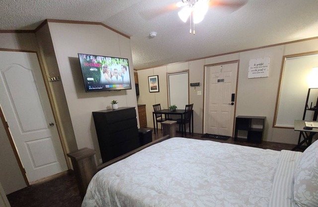 Beautiful and cozy full size bed studio