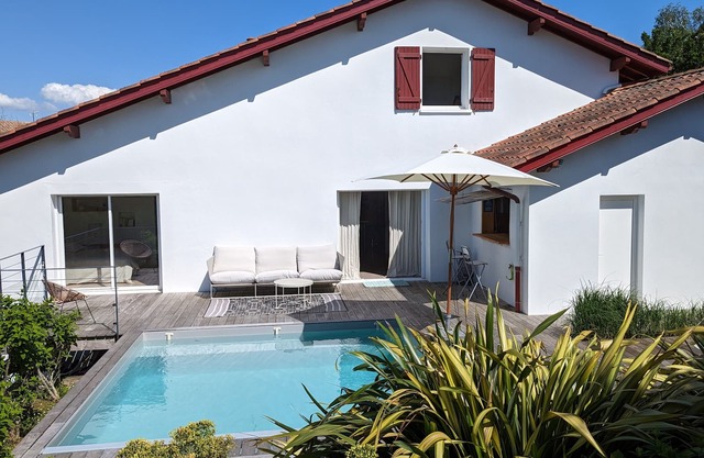 Hermosa y gran casa neovasca con piscina climatizada, sin vecinos.