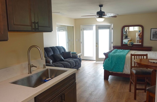 Beautiful and Private Newly-Remodeled Studio Apartment with Enclosed Patio