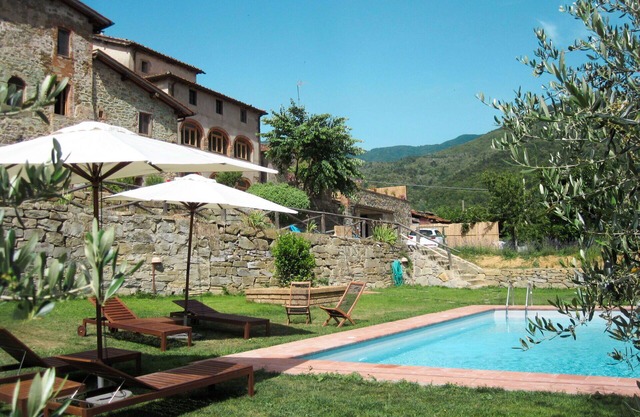 Acogedor apartamento en villa para 4 personas con WIFI, piscina, TV y terraza