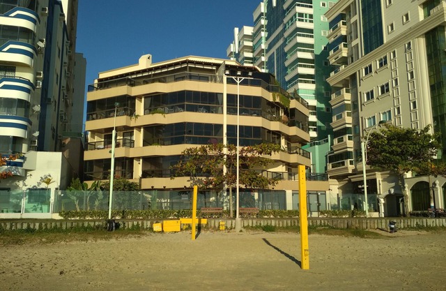 LINDO APARTAMENTO - PREDIO BEIRA MAR - APTO SACADA LATERAL