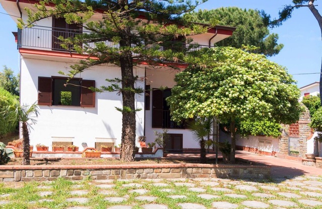 Beautiful apartment for 5 guests with WIFI, TV, patio and parking