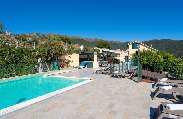 Bonito apartamento para 6 personas con A/C, piscina, jacuzzi, WIFI, TV, patio y aparcamiento