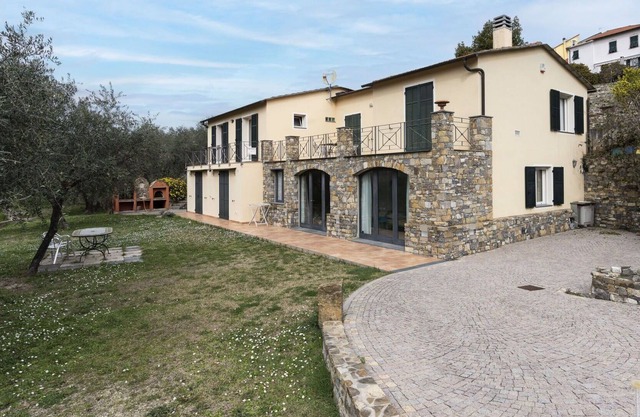 Hermoso apartamento con WIFI, A/C, TV, patio, mascotas permitida, vista panorámica y aparcamiento