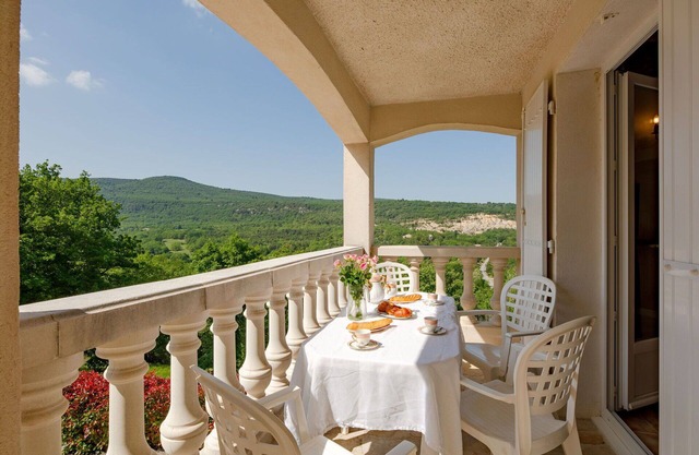 Acogedor apartamento en villa con WIFI, TV, balcón, mascotas permitida y vista panorámica