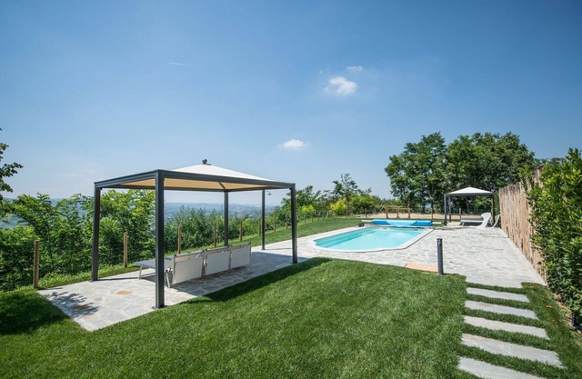 Bonito apartamento en villa con WIFI, piscina, A/C, TV, patio, mascotas permitida, vista panorámica