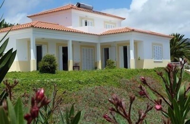 Hermosa casa de arquitecto de gloriosas vistas al mar