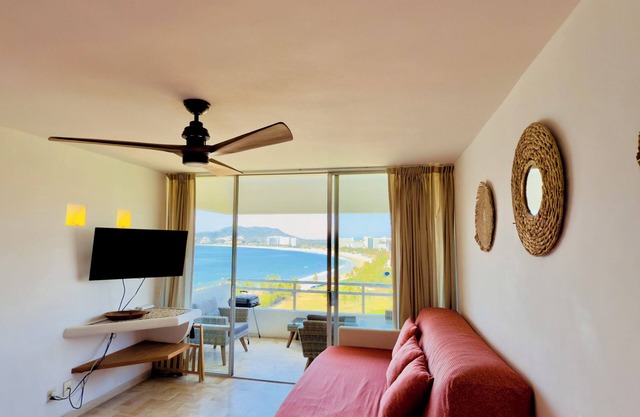 Preciosa Residencia Frente a la Playa con Increíble Vista al Mar!