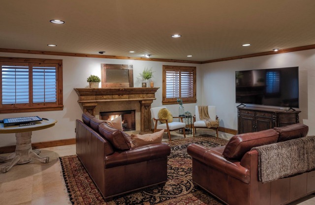 Beautiful Basement Apartment with Private Garage 30+ day stays