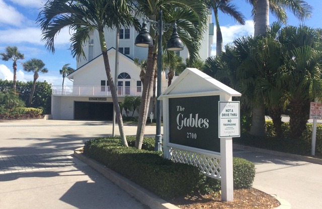 Beautiful beach front condominum huge patio