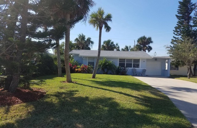 Un hermoso bungalow junto a la playa completamente remodelado.