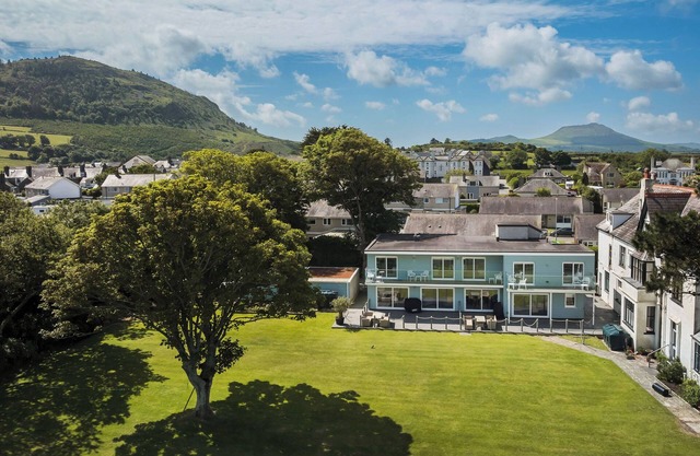 Beautiful beach side homes sleeping 16 guests with a Hot Tub