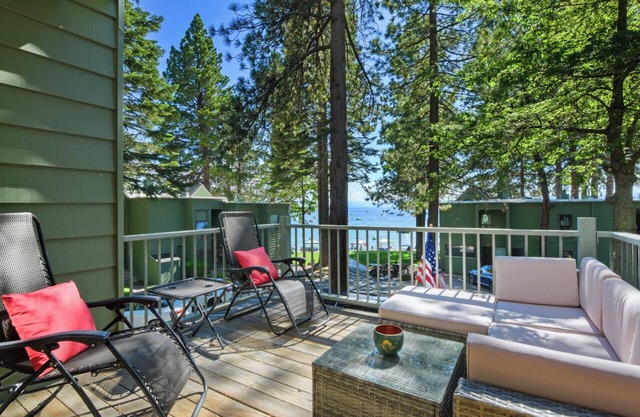 Hermosa playa y cabaña de esquí ubicada en la costa norte del lago Tahoe