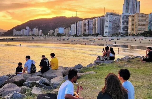 Beautiful beachfront apartment in a prime location in Santos for you and your pet.