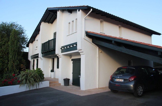 HERMOSA CASA CONTEMPORÁNEA vasca CON PISCINA