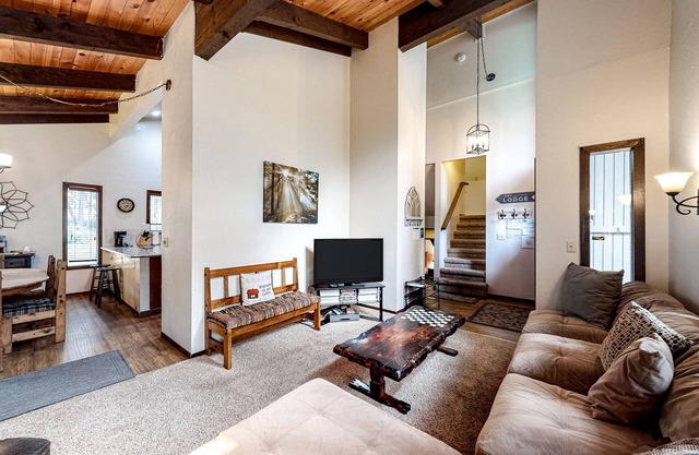 Hermosa cabaña con chimenea, cerca de senderismo, ciclismo, esquí y Heavenly Valley.