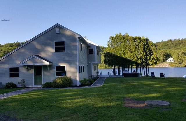 ¡Impresionante casa justo en Hosmer Pond en Camden!