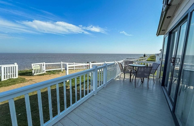Beautiful caravan with stunning sea views at Haven Hopton ref 80001H
