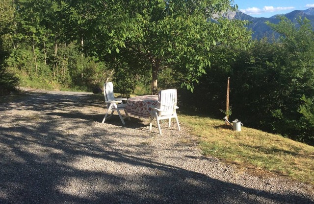 Lindo chalet con terraza, jardín, Parrilla, estacionamiento