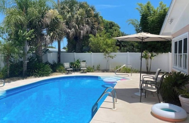 Beautiful Coastal Beach Home - 2 min walk to Beach- 4 bedroom 3 bath 2 masters!