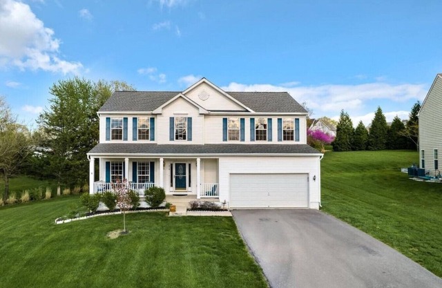 Beautiful Comfortable House w/ Fireplace