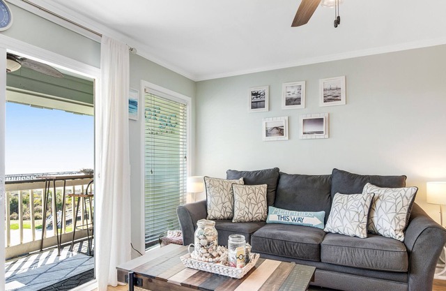 Beautiful condo in beachfront complex with pool, central AC & balcony