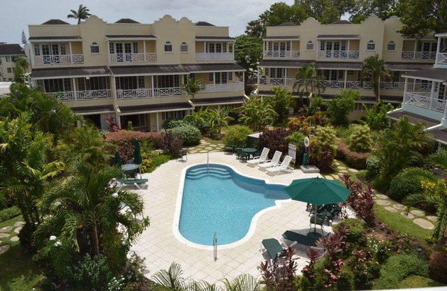 Hermoso condominio con WiFi y balcón con vista a la piscina y jardín - Pasos a la playa