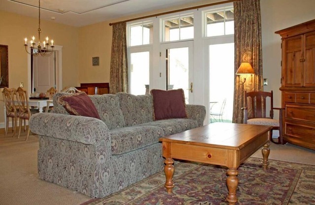 Beautiful Condominium at Castle Hill Resort, 10 Minutes from Okemo Ski Resort