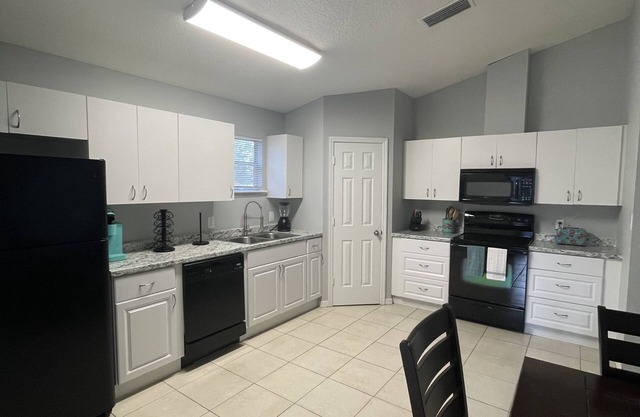 Beautiful Corner House, 10 minutes from the beaches!