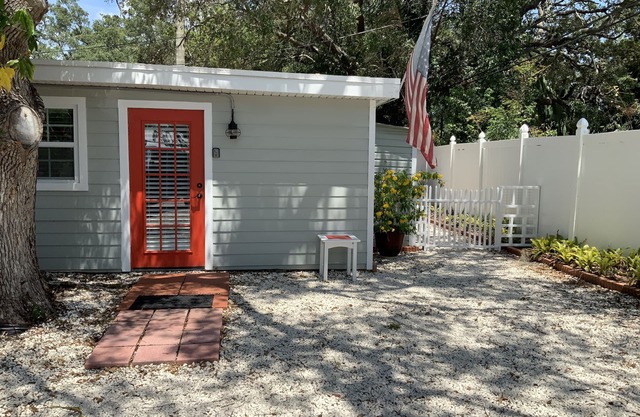 Beautiful Detached Remodeled Cottage Studio/ Downtown Palm Harbor.NON FLOOD Zone
