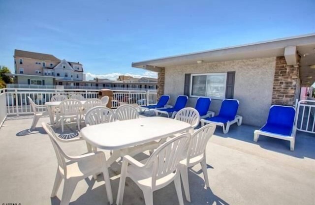 Beautiful efficiency located in the heart of Ocean City a block and a half away from the beach, boardwalk, and downtown shopping. Heated pool!!!