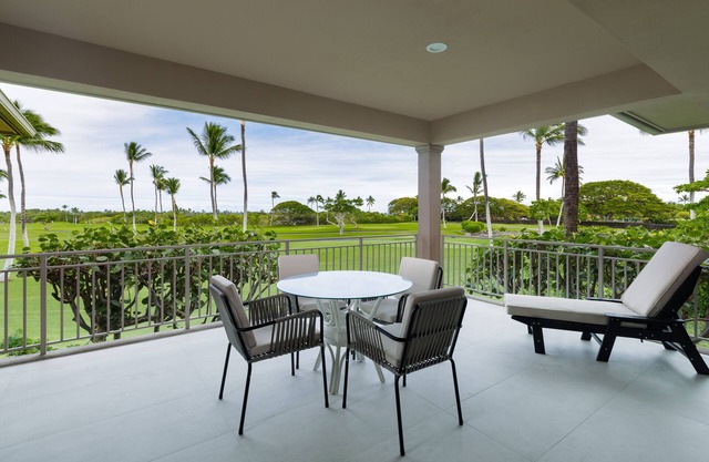 Fairway Villa 104A en Four Seasons Hualalai con DOS carros de golf de 4 plazas