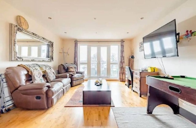 Beautiful flat w/ balcony, pool table & 55" TV