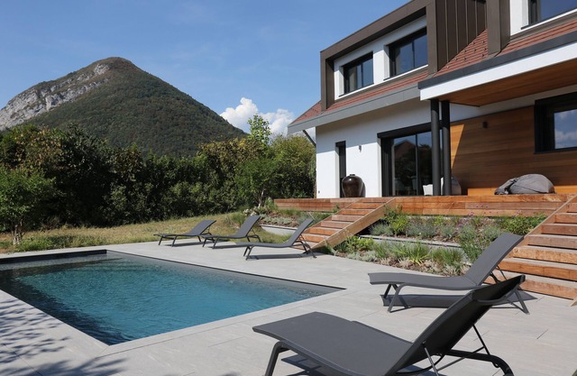 Beautiful new villa - great views on lake and mountains - quiet environment