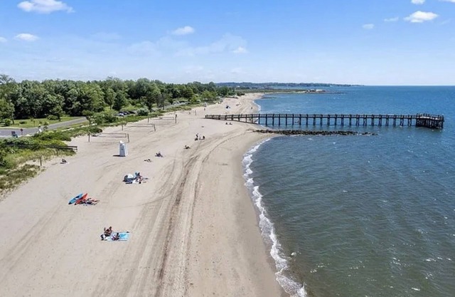 Beautiful fully equipped CT Walnut Beach cottage w/SUP & Kayak 4 min from beach!