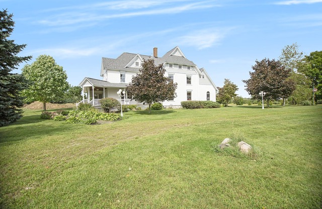 ¡NUEVO LISTADO! Hermosas 8 habitaciones completamente renovadas en 10 acres / 7600sqft Estate