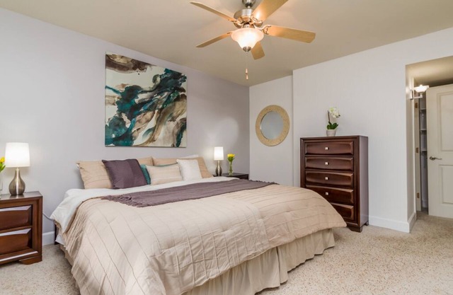 HERMOSO CONDOMINIO DE LUJO EN WESTWOOD cerca de UCLA 1BD / 1BA ¡COMPLETAMENTE AMUEBLADO CON APARCAMIENTO!