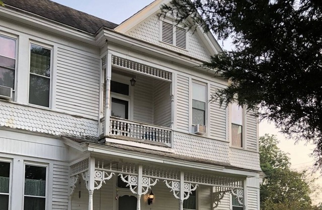 Beautiful Historic Victorian 5b/3b Family,pet friendly!