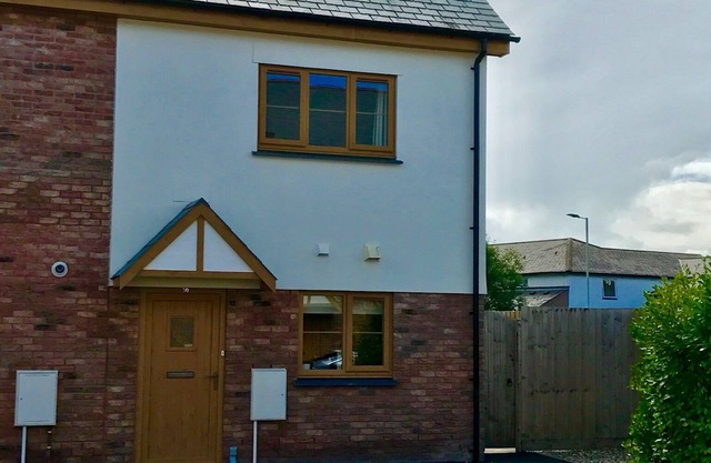 Hermosa casa nueva en el centro del pueblo